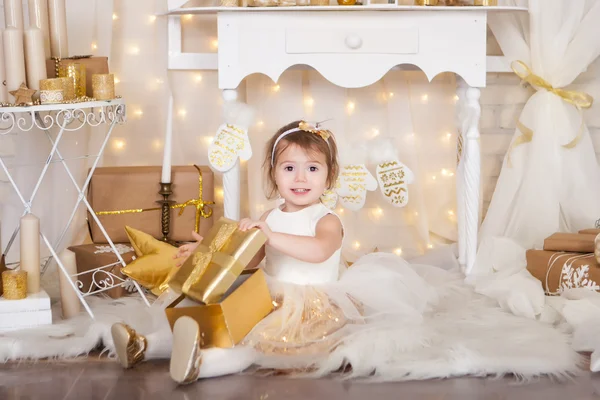 Маленькая девочка в золотом платье — стоковое фото