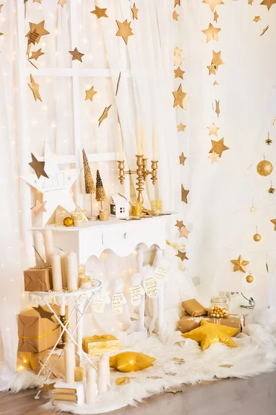 Weihnachtsgold und weiße Dekorationen — Stockfoto