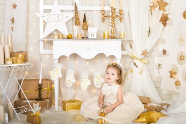 Altın şekerler ile sevimli gülümseyen kız