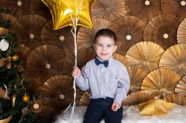 Bir Noel ağacı yanında küçük çocuk