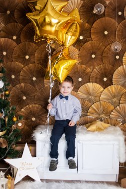 Bir Noel ağacı yanında küçük çocuk