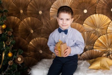 Bir Noel ağacı yanında küçük çocuk