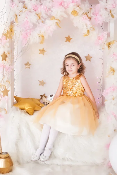 Ładna dziewczyna w złota sukienka — Zdjęcie stockowe