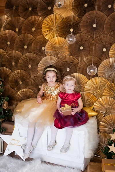 Duas irmãs perto de uma árvore de Natal — Fotografia de Stock