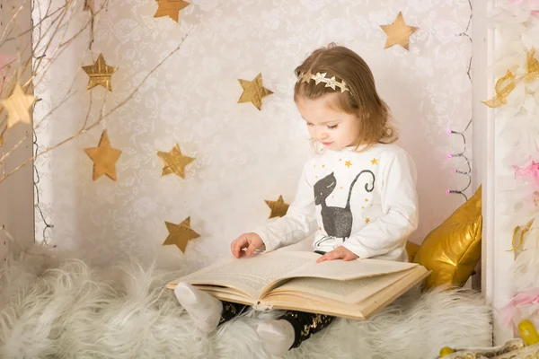Menina bonito com um livro — Fotografia de Stock