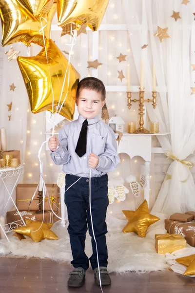 Petit garçon dans une décoration de Noël en or — Photo