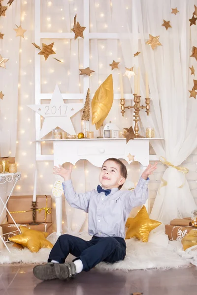 Маленький мальчик в золотых рождественских украшениях — стоковое фото