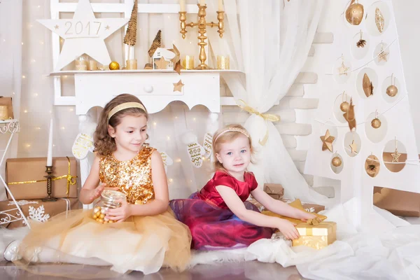 Duas irmãs com presentes de Natal — Fotografia de Stock