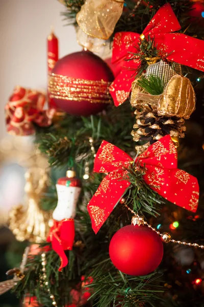 Weihnachtsbaumdekor mit roten Kugeln und Schleifen — Stockfoto