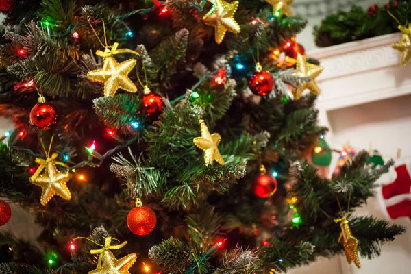 Altın yıldızlar ile Noel ağacı dekor — Stok fotoğraf
