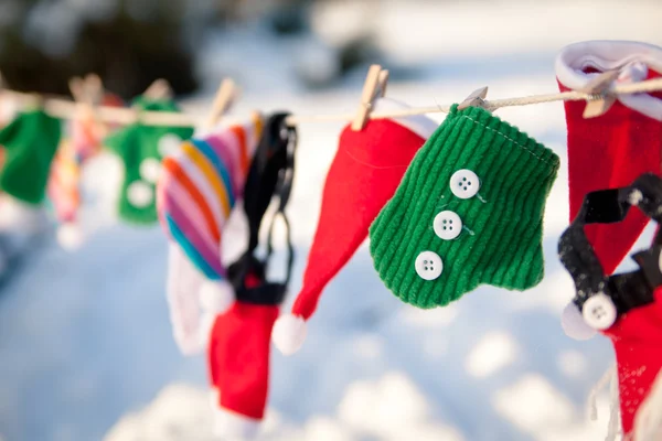 Küçük Noel giysileri ile Noel çelenk