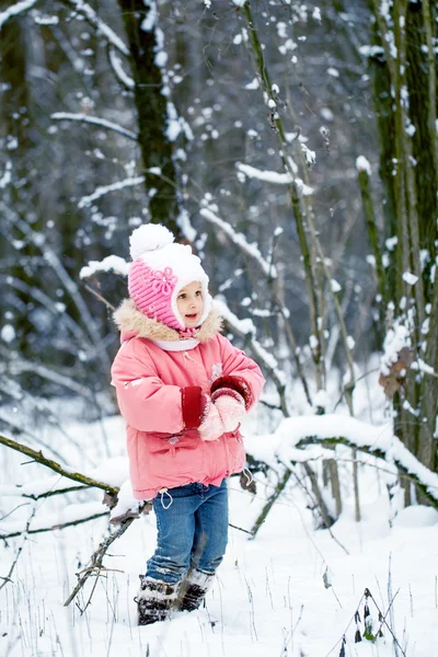 Щаслива дівчинка-малятко в прекрасному сніжному зимовому лісі — стокове фото