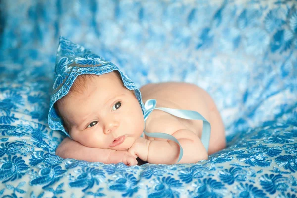 Bebé recién nacido en un sombrero de encaje azul —  Fotos de Stock