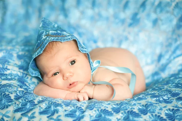 Bebé recién nacido en un sombrero de encaje azul — Foto de Stock