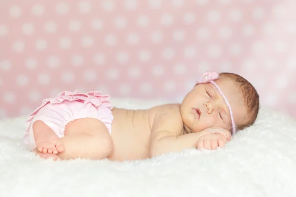 Nouveau-né bébé fille dormir — Photo