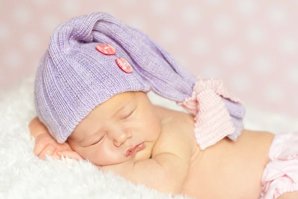 Újszülött kislány alszik — Stock Fotó