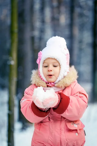 Щаслива дівчинка сміється малюк в красивому сніжному зимовому лісі — стокове фото