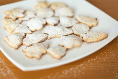 plaka üzerinde Noel kurabiyeleri