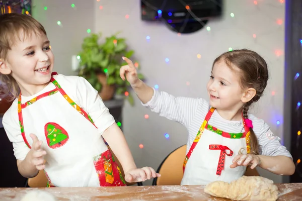 Crianças que fazem massa para biscoitos — Fotografia de Stock