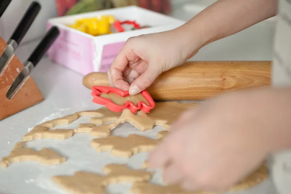 Hände schneiden Kekse aus — Stockfoto