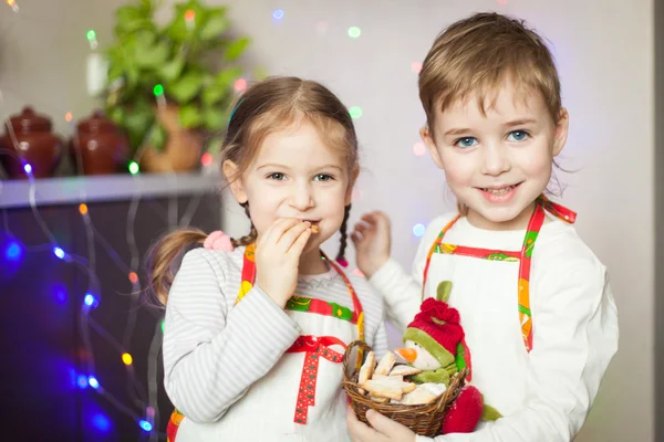 Маленькие дети едят кулинарные блюда — стоковое фото