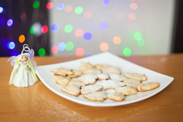 Weihnachtliche Lebkuchen auf dem Teller — Stockfoto