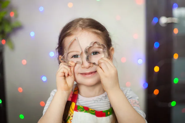 Malá dívka si hraje s cookie řezačky — Stock fotografie