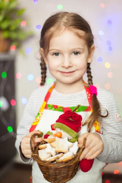 Menina bonito segurando biscoitos de gengibre de Natal — Fotografia de Stock