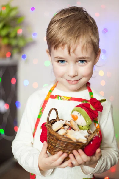 Menino bonito segurando biscoitos de gengibre de Natal — Fotografia de Stock