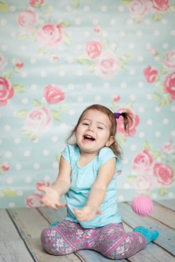 Küçük kız onu örme oyuncaklar ile oynama