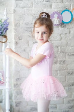 Bir stüdyoda küçük balerin