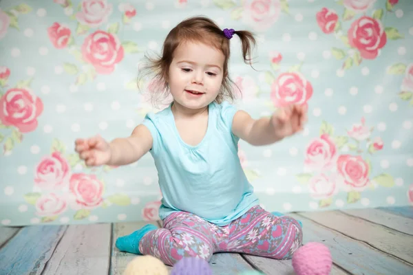 Menina brincando com seus brinquedos de malha — Fotografia de Stock