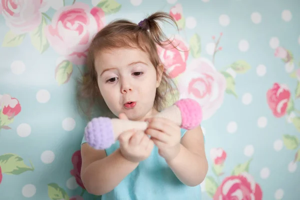 Menina brincando com seus brinquedos de malha — Fotografia de Stock