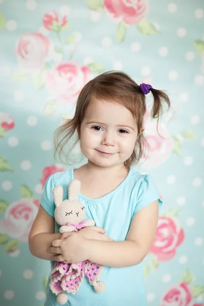 Niña jugando con sus juguetes de punto —  Fotos de Stock