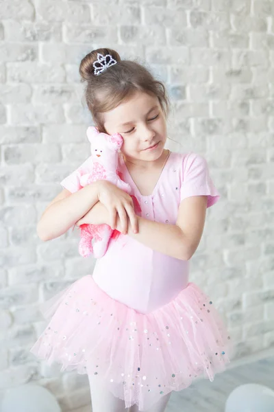 Lilla ballerina i en studio — Stockfoto