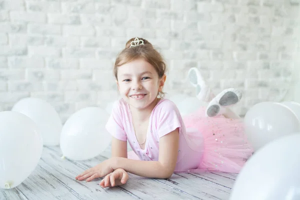 Kleine ballerina in een studio — Stockfoto