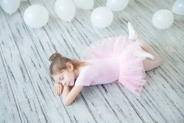 Lilla ballerina i en studio — Stockfoto