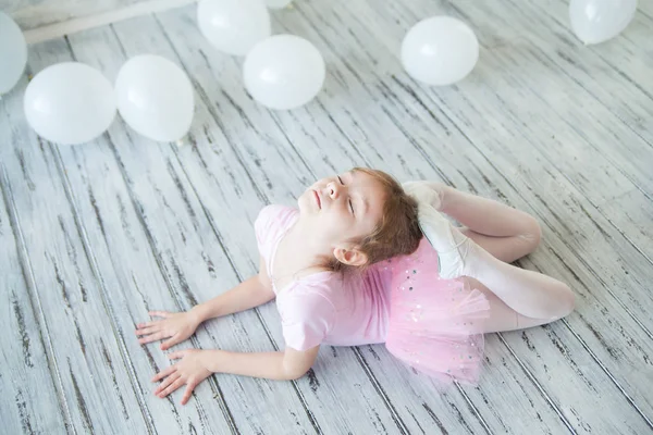 Lilla ballerina i en studio — Stockfoto