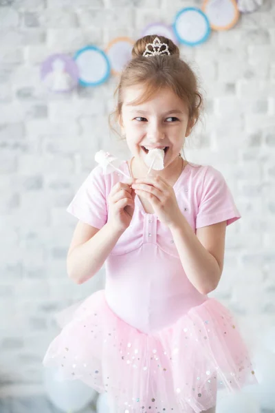 Lilla ballerina i en studio — Stockfoto