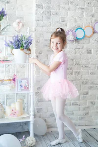 Lilla ballerina i en studio — Stockfoto