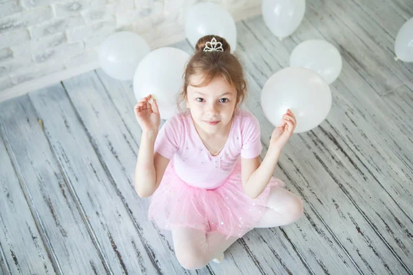Lilla ballerina i en studio — Stockfoto