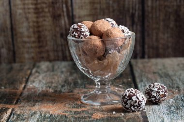 Trüf çikolata şeker kakao tozu ve Hindistan cevizi