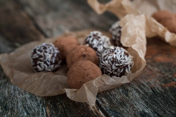 Doces de chocolate trufa em pó de cacau e coco — Fotografia de Stock