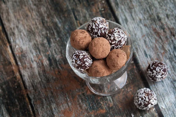 ココア パウダー、ココナッツのトリュフ チョコレートお菓子 — ストック写真
