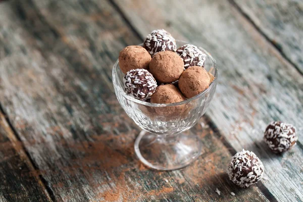 Dulces de chocolate de trufa sobre cacao en polvo y coco — Foto de Stock