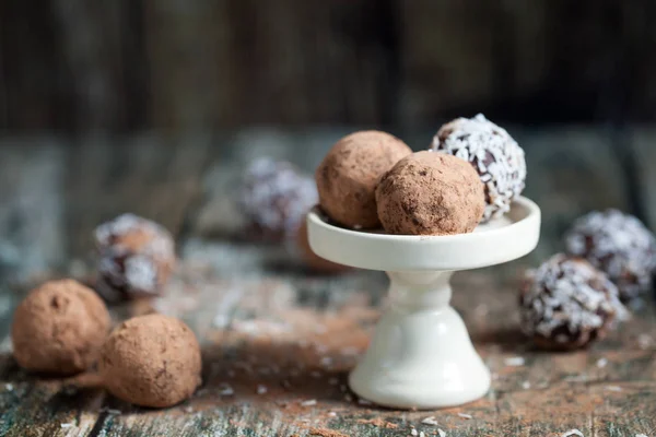 Dulces de chocolate de trufa sobre cacao en polvo y coco — Foto de Stock