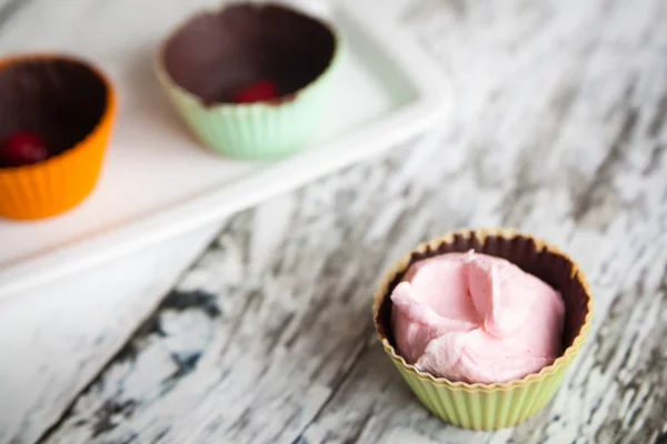 Preparing mini cheesecakes with pink marshmallow fluff — Stock Photo, Image