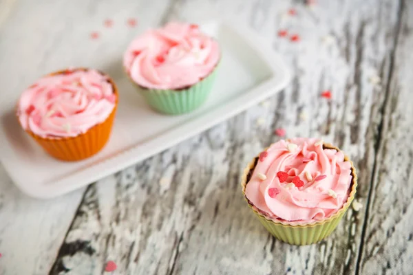 Mini cheesecakes with pink marshmallow fluff — Stock Photo, Image