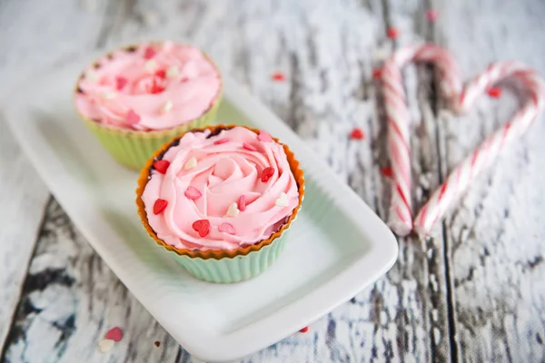 Kue keju mini dengan bulu marshmallow merah muda — Stok Foto