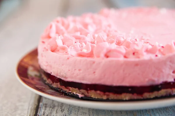 Cheesecake with pink marshmallow fluff — Stock Photo, Image